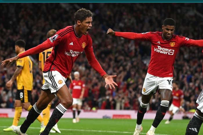 Selebrasi Raphael Varane usai menjebol gawang Wolverhampton Wanderers yang tentukan kemenangan 1-0 Man United atas Wolves di Stadion Old Trafford, Senin (14/8/2023) atau Selasa dini hari WIB.