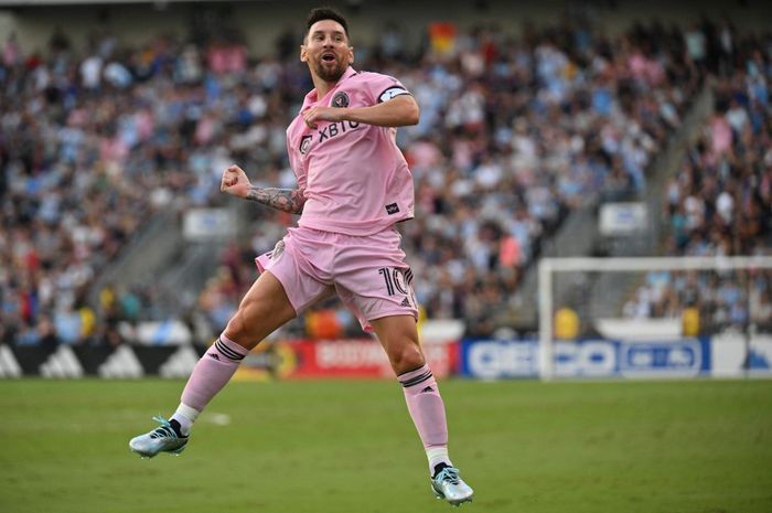 Lionel Messi rayakan gol dalam duel Philadelphia Union vs Inter Miami pada semifinal Leagues Cup di Subaru Park, Chester (15/8/2023). Messi dituding dibantu kiper lawan, Andre Blake, untuk cetak gol jarak jauh.