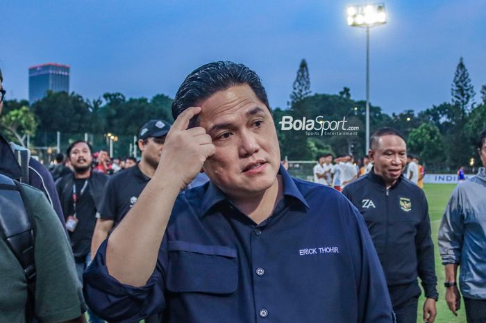 Ketua Umum PSSI, Erick Thohir, sedang memberikan keterangan kepada awak media di Lapangan A, Senayan, Jakarta, Rabu (16/8/2023).