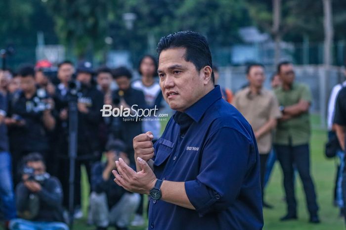 Ketua Umum PSSI, Erick Thohir, sedang memberikan intruksi kepada para pemain timnas U-17 Indonesia di Lapangan A, Senayan, Jakarta, Rabu (16/8/2023).