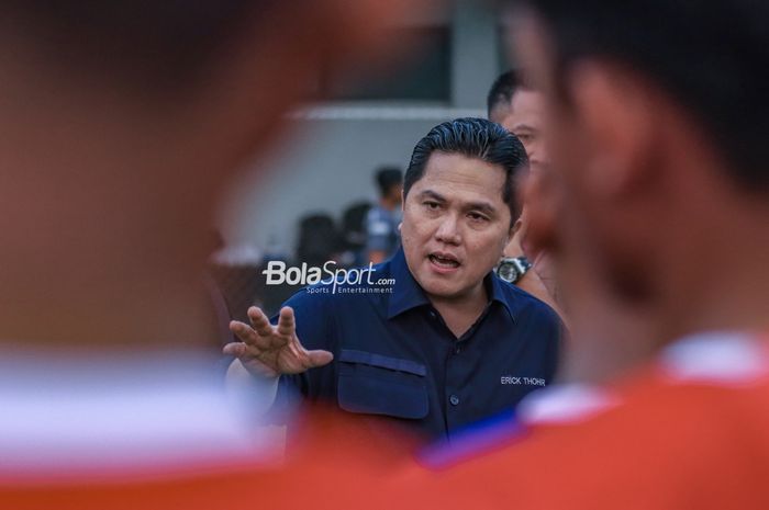 Ketua Umum PSSI, Erick Thohir (kanan), sedang memberikan intruksi kepada para pemain timnas U-17 Indonesia di Lapangan A, Senayan, Jakarta, Rabu (16/8/2023).