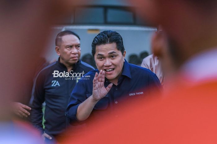 Ketua Umum PSSI, Erick Thohir (kanan), sedang memberikan intruksi kepada para pemain timnas U-17 Indonesia di Lapangan A, Senayan, Jakarta, Rabu (16/8/2023).