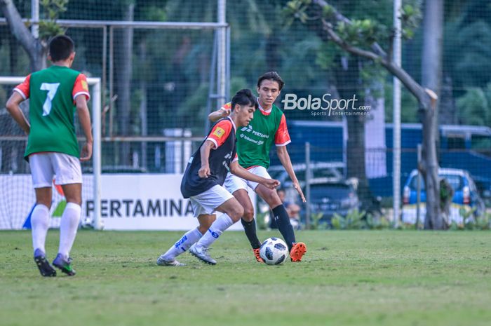 Putra dari Darius Sinathrya, Lionel Nathan Sinathrya (kanan), sedang mengikuti seleksi timnas U-17 Indonesia di Lapangan A, Senayan, Jakarta, Rabu (16/8/2023).