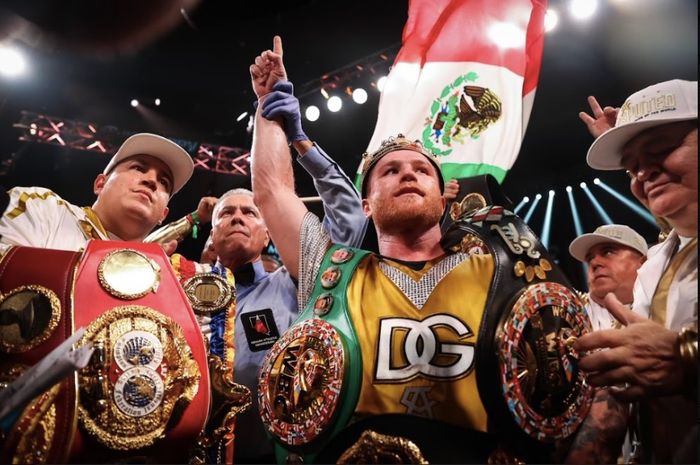 Juara tinju kelas menengah super, Canelo Alvarez tanggapi tantangan duel dari pembuyar ramalan Manny Pacquiao, Terence Crawford.