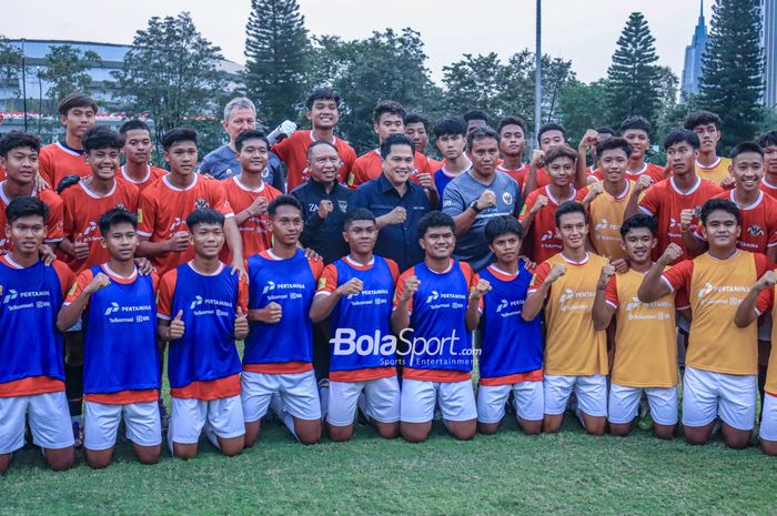 Ketua Umum PSSI, Erick Thohir (tengah), sedang sedang berfoto bersama dengan para pemain timnas U-17 Indonesia asuhan Bima Sakti di Lapangan A, Senayan, Jakarta, Rabu (16/8/2023).