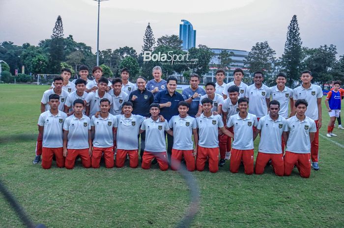 Ketua Umum PSSI, Erick Thohir (tengah), sedang sedang berfoto bersama dengan para pemain timnas U-17 Indonesia asuhan Bima Sakti di Lapangan A, Senayan, Jakarta, Rabu (16/8/2023).