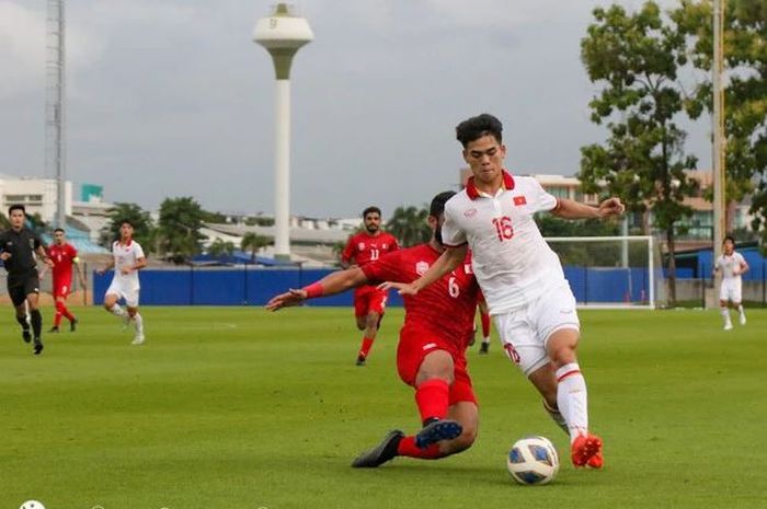 Pemain Timnas U-23 Vietnam, Khuat Van Khang, tengah berduel dengan pemain Timnas U-23 Bahrain.