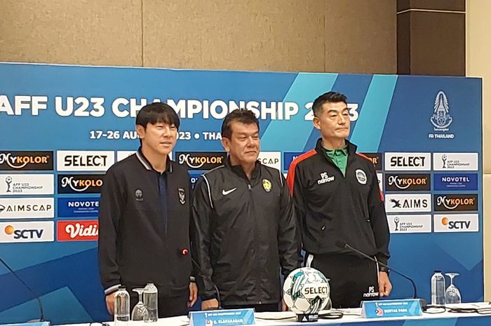 Pelatih Timnas U-23 Indonesia, Shin Tae-yong, E. Elvarasan (pelatih Timnas U-23 Malaysia), dan Park Tae-su (Pelatih Timnas Timor Leste U-23) pada konferensi pers jelang partai pembuka Grup B Piala AFF U-23 2023 lawan Malaysia di Rayong, Thailand, 17 Agustus 2023