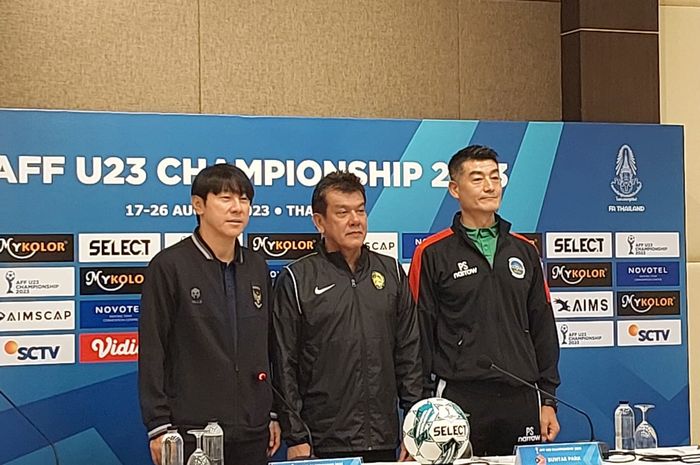 Dari kiri ke kanan: Shin Tae-yong, Elangowan Elavarasan Park Sun-tae dalam konferensi pers grup B Piala AFF U-23 2023.