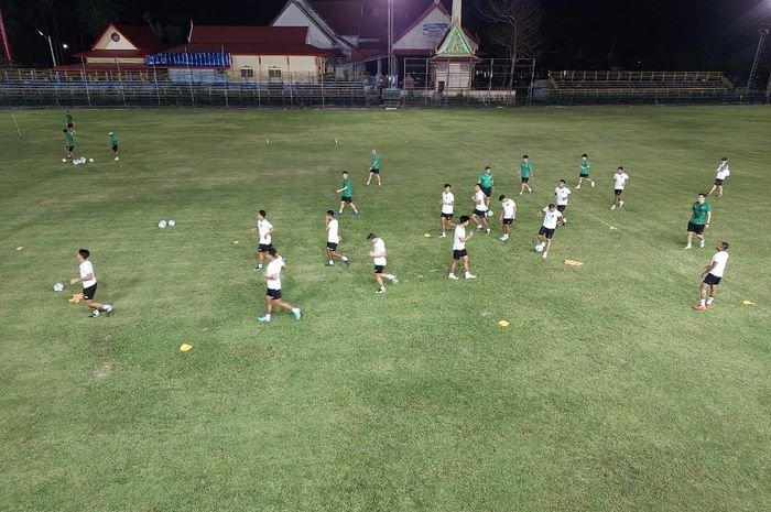 Latihan resmi Timnas U-23 Indonesia di Nonglalok Stadium, Kamis (17/8/2023).