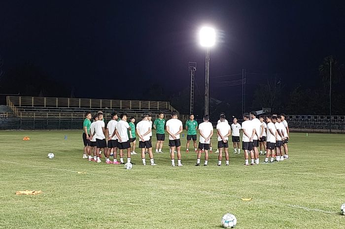 Ofisial Training Timnas U-23 Indonesia di Nonglalok Stadium, Kamis (17/8/2023).