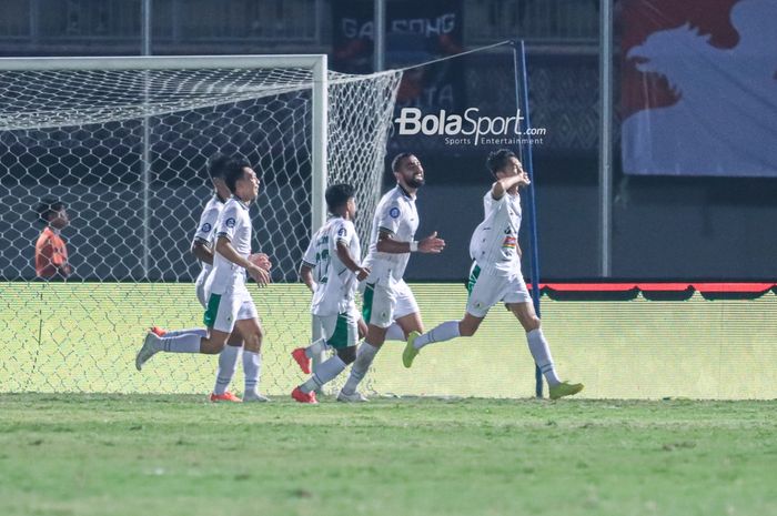 Riki Dwi Saputro (kanan) sedang melakukan selebrasi seusai mencetak gol dalam laga pekan kesembilan Liga 1 2023 antara Persita versus PSS Sleman di Stadion Indomilk Arena, Tangerang, Banten, Jumat (18/8/2023).