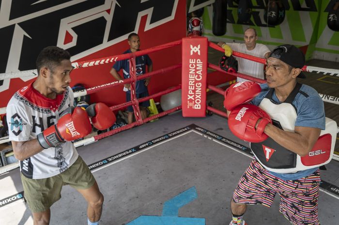 Jon Jon Jet berlatih bersama Hebi Marapu dalam persiapan pertarungan untuk mempertahankan gelar WBC Asian Boxing Council Continental kelas bantam super