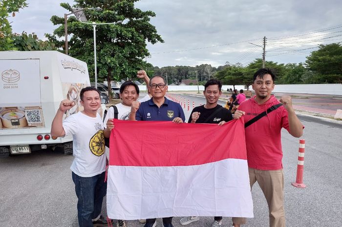 Suporter Timnas Indonesia hadir di Rayong Provincial Stadium, Jumat (18/8/2023).