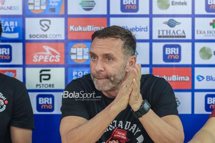 Pelatih Persija Jakarta, Thomas Doll, saat menghadiri sesi jumpa pers di Stadion Patriot Candrabhaga, Bekasi, Jawa Barat, Sabtu (19/8/2023).