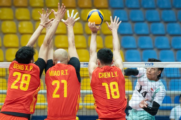 Outside Hitter timnas voli Indonesia, Farhan Halim, saat melancarkan serangan ketika menghadapi China pada laga pertama Kejuaraan Voli Asia 2023 yang digelar di Urmia, Iran, Sabtu (19/8/2023)