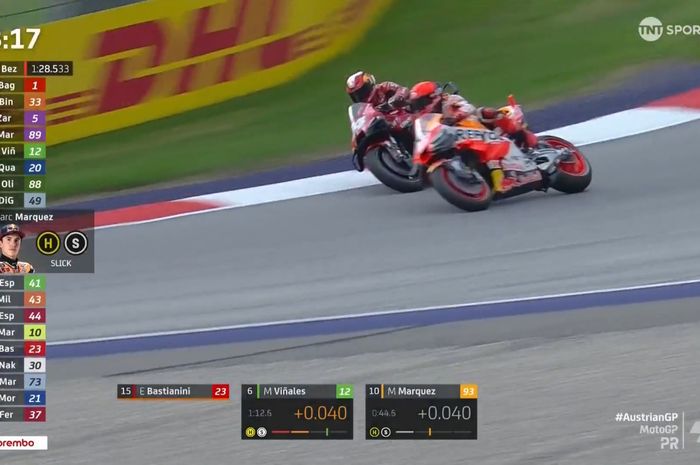 Pembalap Tech3 GASGAS, Pol Espargaro (kiri), mendapatkan penalti karena menghalangi Marc Marquez dari tim Repsol Honda (kanan) saat latihan MotoGP Austria di Red Bull Ring, Spielberg, Austria, 18 Agustus 2023.