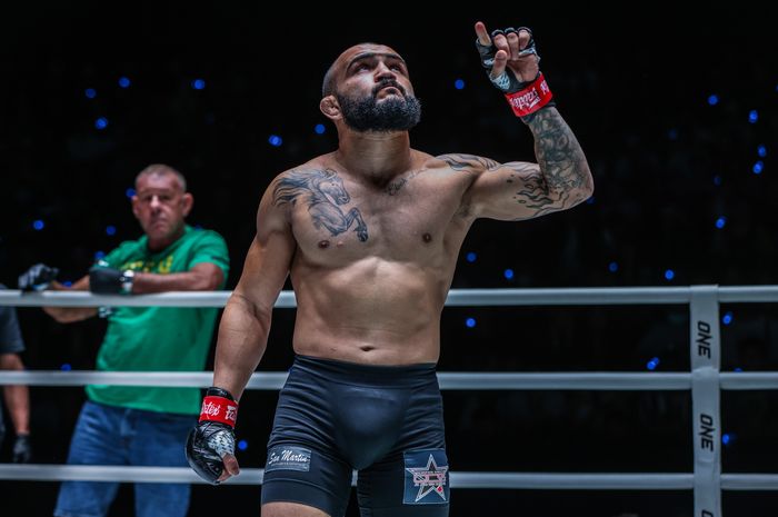 Mantan juara kelas bantam MMA ONE Championship, John Lineker, menantang Rodtang Jitmuangnon berduel Muay Thai.