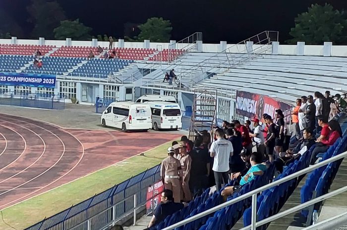 Suporter timnas Indonesia sempat bersitegang dengan polisi di tribune Rayong Provincial Stadium dalam laga lawan Malaysia, Jumat (18/8/2023).