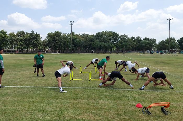 Timnas U-23 Indonesia menjalani latihan di Lapangan Academy PTT Rayong pada Sabtu (19/8/2023).