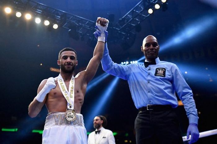 Petinju Inggris, Galal Yafai melakukan selebrasi setelah mengalahkan Miguel Cartagena dalam perebutan gelar WBC international kelas terbang di Madison Square Garden, New York City, 30 April 2022.