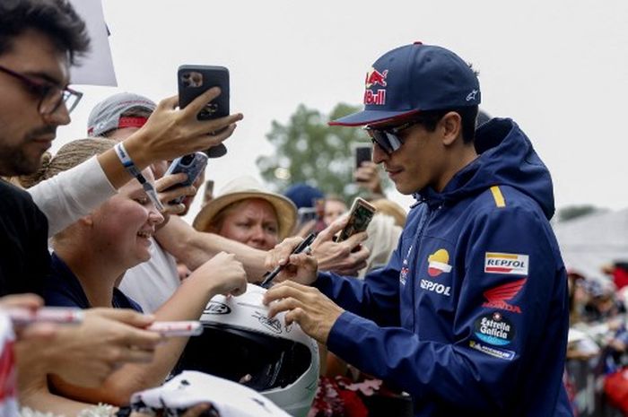 Pembalap Repsol Honda, Marc Marquez, memberikan tanda tangan MotoGP 'Hero Walk'  jelang sesi sprint MotoGP Austria 2023 di Red Bull Ring, Sabtu (19/8/2023).