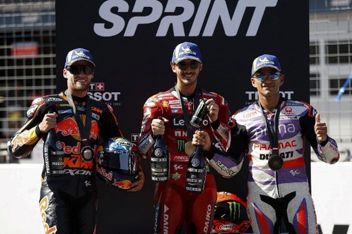 Pembalap Ducati Lenovo, Francesco Baganaia (tengah), Brad Binder (Red Bull KTM/Kiri) dan Jorge Martin (Pramac Racing) di podium sprint race MotoGP Austria 2023 di Red Bull Ring, Sabtu (19/8/2023).