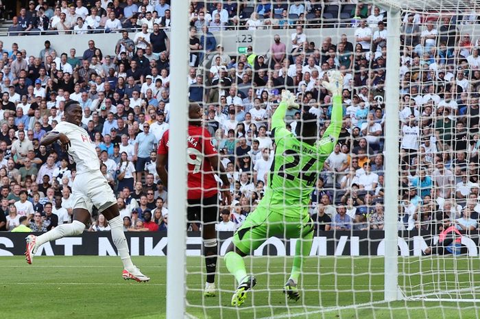 Aksi gelandang Tottenham Hotspur, Pape Matar Sarr, mencetak gol ke gawang Manchester United pada laga pekan ke-2 Liga Inggris di Tottenham Hotspur Stadium, Sabtu (19/8/2023).