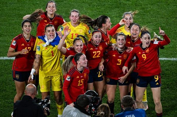 Para pemain Timnas Wanita Spanyol merayakan keberhasilan menjuarai Piala Dunia Wanita 2023, Minggu (20/8/2023) di Sydney.