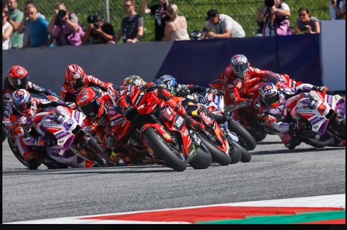 Jorge Martin (Prima Pramac) dan sejumlah pembalap lain sebelum terjadinya crash beruntun di sprint MotoGP Austria 2023, di Red Bull Ring, Austria, Sabtu (19/8/2023)