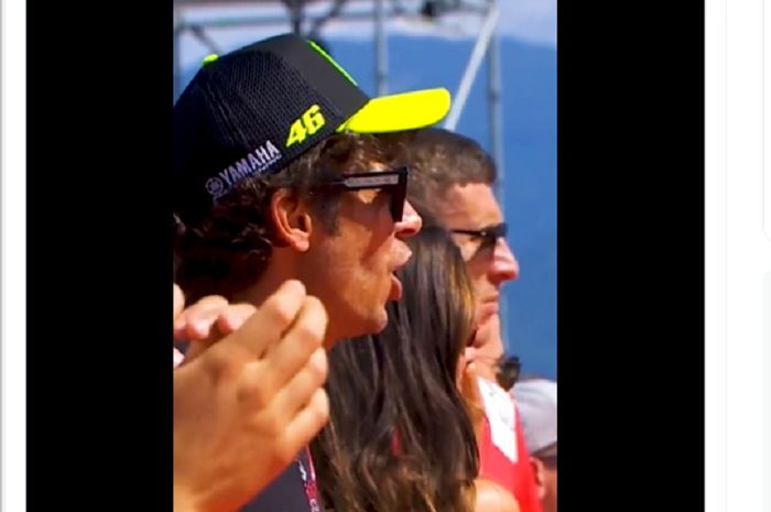 Valentino Rossi saat menyaksikan kecelakaan yang dialami adiknya, Luca Marini yang disebabkan Jorge Martin pada Sprint MotoGP Austria 2023 di Red Bull Ring, Sabtu (19/8/2023)