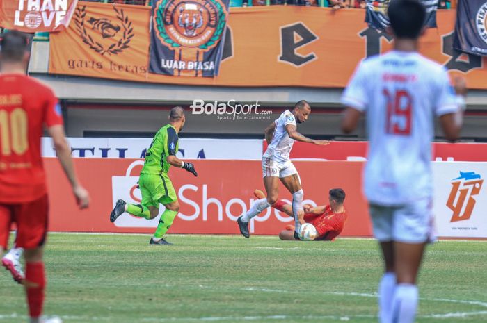 Gustavo Almeida Dos Santos (tengah) sedang berusaha melewati Ondrej Kudela (kanan) dan dibayangi Andritany Ardhiyasa (kiri) dalam laga pekan kesembilan Liga 1 2023 antara Persija versus Arema FC di Stadion Patriot Candrabhaga, Bekasi, Jawa Barat, Minggu (20/8/2023).