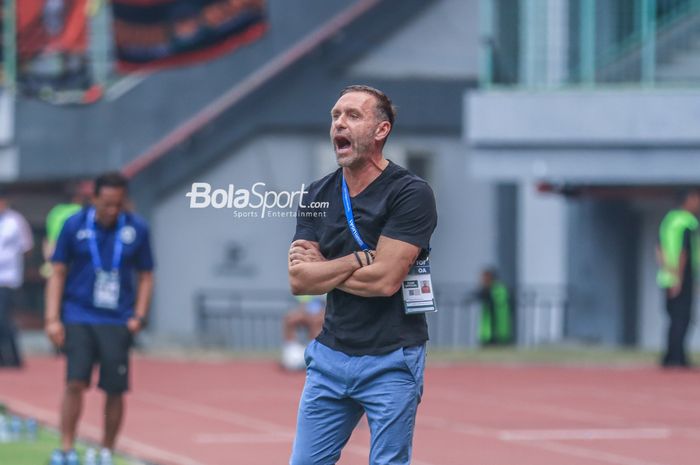 Pelatih Persija Jakarta, Thomas Doll, sedang memberikan intruksi kepada para pemainnya saat berlaga di Stadion Patriot Candrabhaga, Bekasi, Jawa Barat, Minggu (20/8/2023).