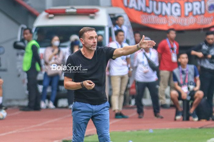 Pelatih Persija Jakarta, Thomas Doll, sedang memberikan intruksi kepada para pemainnya saat berlaga di Stadion Patriot Candrabhaga, Bekasi, Jawa Barat, Minggu (20/8/2023).