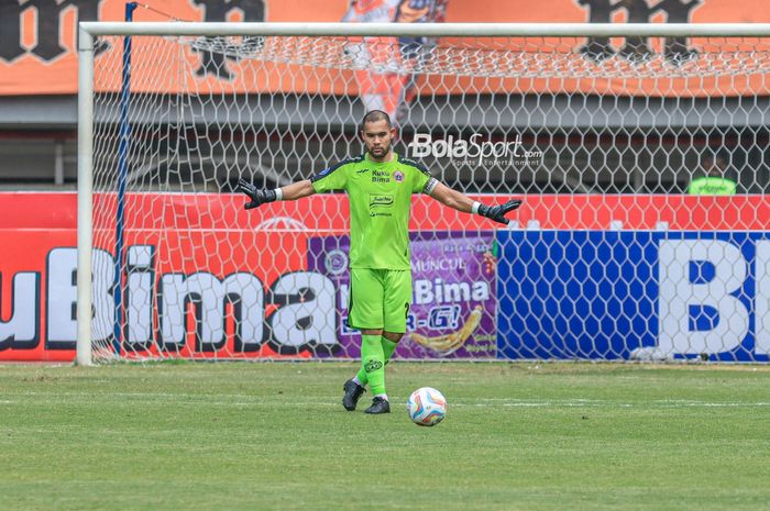 Kiper Persija Jakarta, Andritany Ardhiyasa, sedang menguasai bola dalam laga pekan kesembilan Liga 1 2023 di Stadion Patriot Candrabhaga, Bekasi, Jawa Barat, Minggu (20/8/2023).