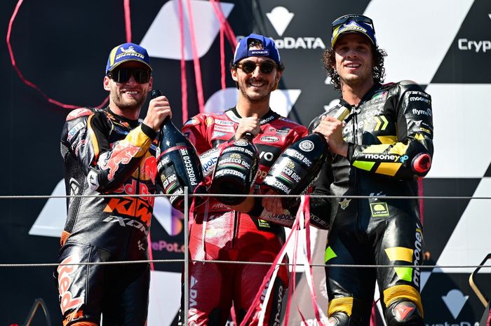 (Ki-ka) Pembalap Red Bull KTM Brad Binder,  Francesco Bagnaia dari tim Ducati Lenovo, Marco Bezzecchi dari tim Mooney VR46 berpose di podium setelah balapan MotoGP Austria di Red Bull Ring, Spielberg, Austria, 20 Agustus 2023. Bagnaia finis pertama diikuti Binder dan Bezzecchi.