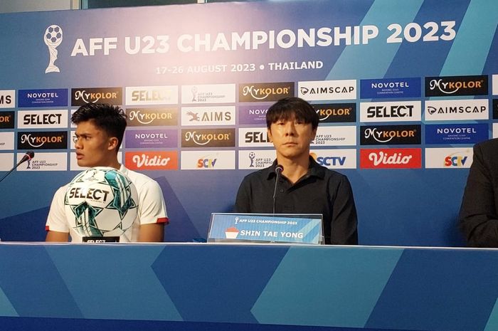 Shin Tae-yong dan Ramadhan Sananta dalam konferensi pers pasca-laga timnas U-23 Indonesia Vs Timor Leste di Rayong Provincial Stadium, Minggu (20/8/2023).