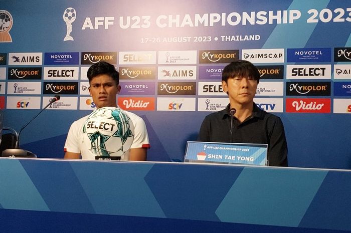 Shin Tae-yong dan Ramadhan Sananta dalam konferensi pers pasca-laga timnas U-23 Indonesia Vs Timor Leste di Rayong Provincial Stadium, Minggu (20/8/2023).