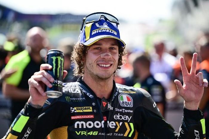 Pembalap Mooney VR46, Marco Bezzecchi, berpose setelah finis ketiga pada MotoGP Austria 2023 di Red Bull Ring, Minggu (20/8/2023).