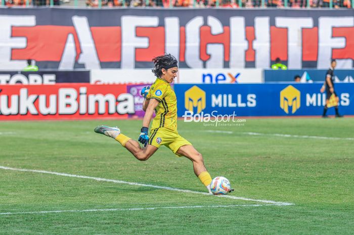 Kiper asing Arema FC, Julian Schwarzer, sedang berlaga dalam laga pekan kesembilan Liga 1 2023 di Stadion Patriot Candrabhaga, Bekasi, Jawa Barat, Minggu (20/8/2023).