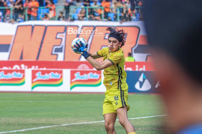 Kiper asing Arema FC, Julian Schwarzer, sedang berlaga dalam laga pekan kesembilan Liga 1 2023 di Stadion Patriot Candrabhaga, Bekasi, Jawa Barat, Minggu (20/8/2023).