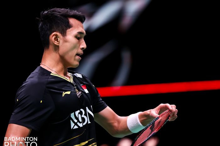 Tunggal putra Indonesia, Jonatan Christie, di area mixed zone usai tampil di babak 64 besar Kejuaraan Dunia 2023, di Royal Arena, Kopenhagen, Denmark, Senin (21/8/2023).