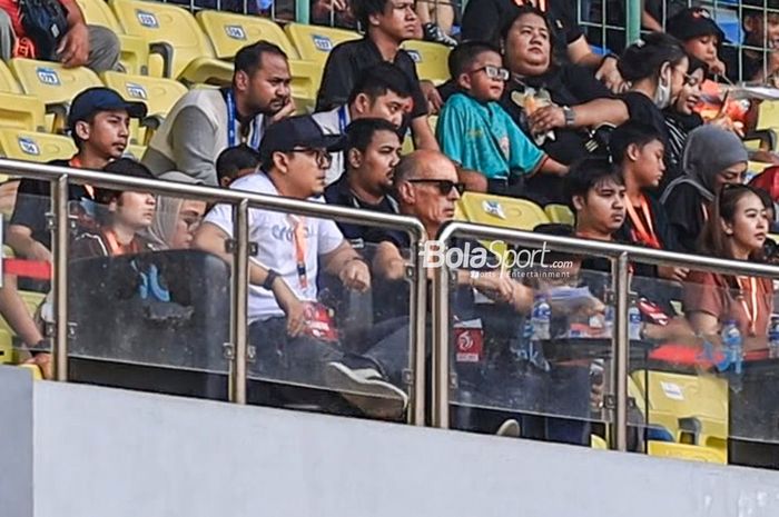 Calon pelatih baru Arema FC, Fernando Valente (kaca mata hitam), memantau laga pekan kesembilan Liga 1 2023 antara Persija Jakarta melawan Arema FC di Stadion Patriot Candrabhaga, Bekasi, Jawa Barat, Selasa (22/8/2023).