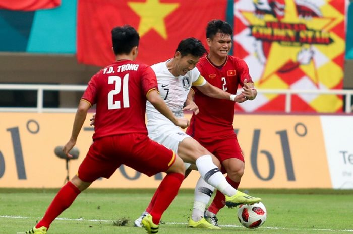 Bintang Korea Selatan Son Heung-min (tengah) diapit dua pemain Vietnam dalam semifinal Asian Games 2018. Korea menang 3-1 dan akhirnya juara.