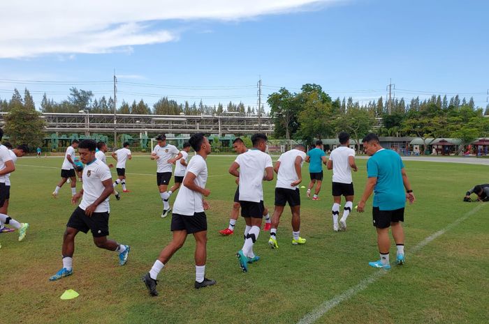 Timnas U-23 Indonesia berlatih di Lapangan IRPC Technology College, pada Selasa (22/8/2023).