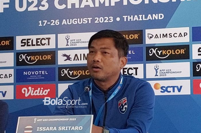 Pelatih timnas U-23 Thailand Issara Sritaro di konferensi pers jelang laga semifinal Piala AFF U-23 2023 lawan Indonesia di Rayong Provincial Stadium, Rabu (23/8/2023).