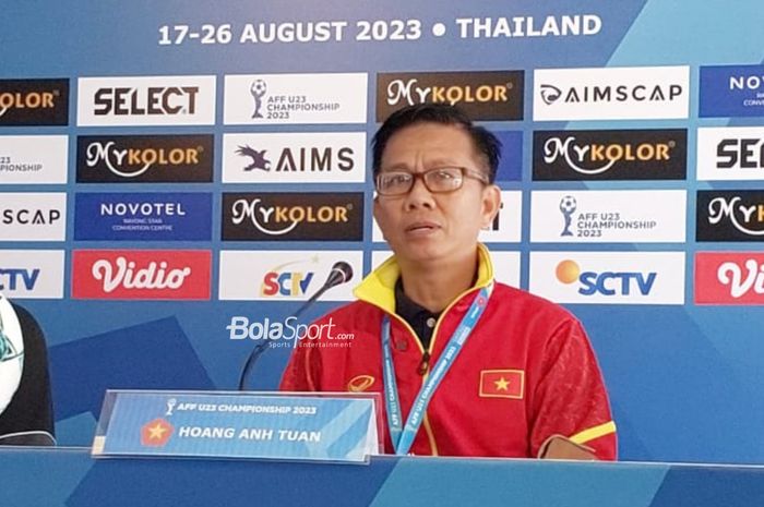 Pelatih timnas U-23 Vietnam, Hoang Anh Tuan dalam sesi konferensi pers jelang semifinal Piala AFF U-23 2023 di Rayong Provincial Stadium, Rabu (23/8/2023).