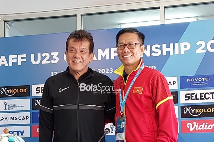 Pelatih timnas U-23 Malaysia, Elangowan Elavarasan (kiri) dan pelatih timnas U-23 Vietnam, Hoang Anh Tuan (kanan), dalam sesi konferensi pers jelang semifinal Piala AFF U-23 2023 di Rayong Provincial Stadium, Rabu (23/8/2023).