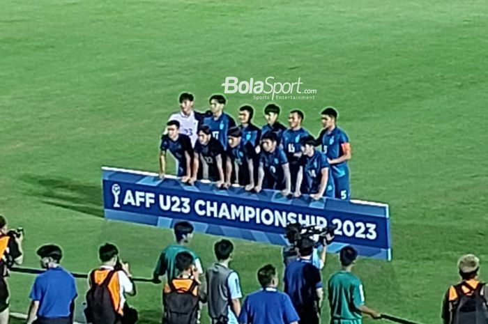 Skuat timnas U-23 Thailand (skuad timnas U-23 Thailand) sedang berfoto bersama jelang  melawan Kamboja, pada babak penyisihan Grup A Piala AFF U-23 2023, Senin (21/8/2023).