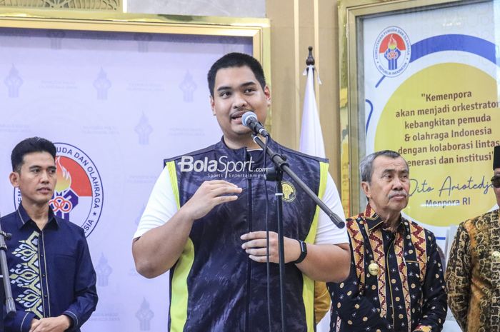 Menteri Pemuda dan Olahraga Republik Indonesia, Dito Ariotedjo, sedang memberikan keteragan kepada awak media di Media Center Kantor Kemenpora, Senayan, Jakarta, Rabu (23/8/2023).